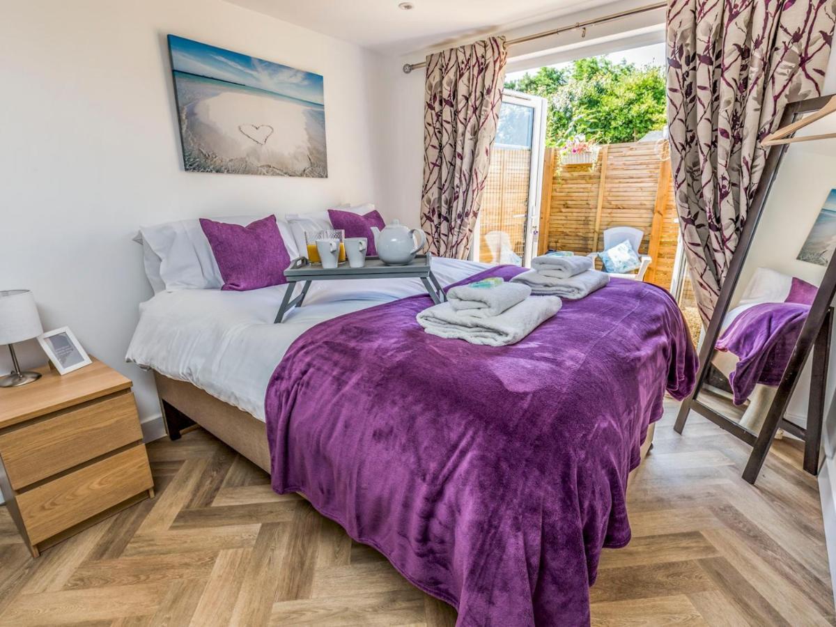 Pass The Keys Charming Chalet A Stones Throw From The Beach Chichester Zewnętrze zdjęcie