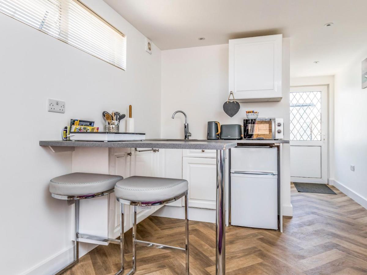 Pass The Keys Charming Chalet A Stones Throw From The Beach Chichester Zewnętrze zdjęcie